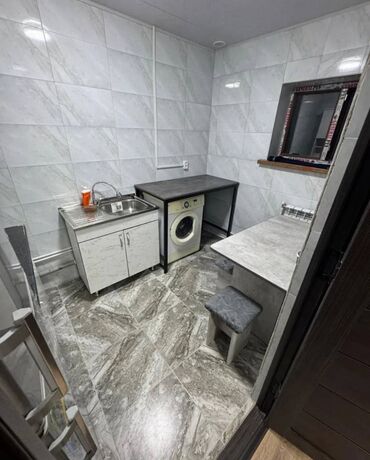 срочно продаётся 1 комнатная квартира в районе ошского рынка по улице кенсуйская: 1 комната, Агентство недвижимости, Без подселения, С мебелью полностью