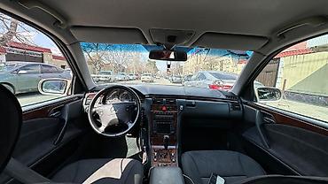 Mercedes-Benz: Mercedes-Benz E‑Class W210 sedan - Ban növü: sedan, 4 qapı - Rəng — 4