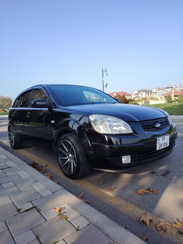 yer sumluyan: Kia Rio – qara rəng, hetçbek kuzov. Xarici:yoxdı - Qara rəngli kuzov