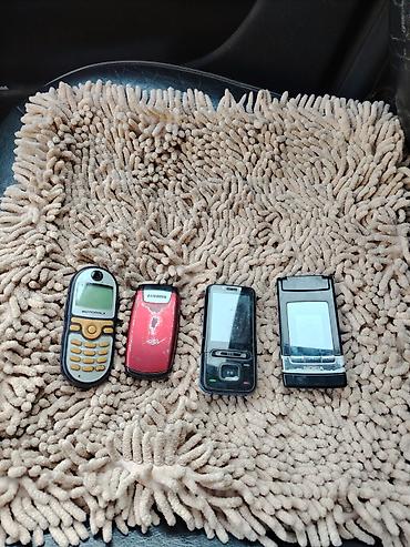 iphone 16 islenmis: Retro və klassik mobil telefonlar dəsti. Şəkillərdə bir neçə fərqli — 1