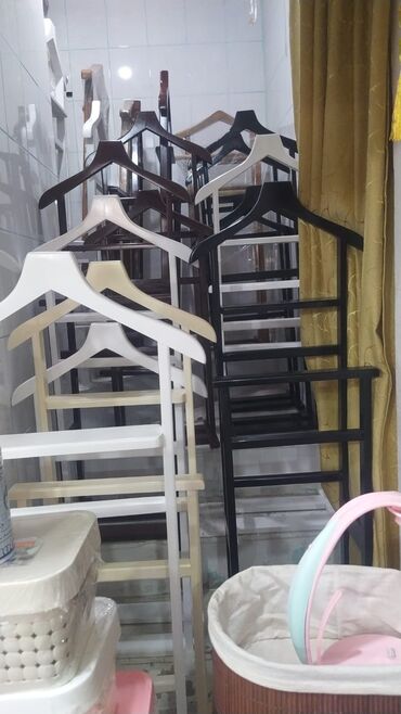 Ev üçün digər mebel: Bu, paltarların səliqəli saxlanması üçün nəzərdə tutulmuş taxta — 12