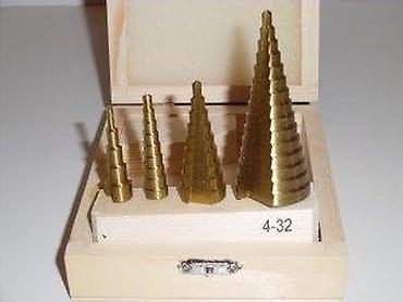 Burgije: Set stepenastih burgija – 4 komada u drvenoj kutiji Opis: - — 2