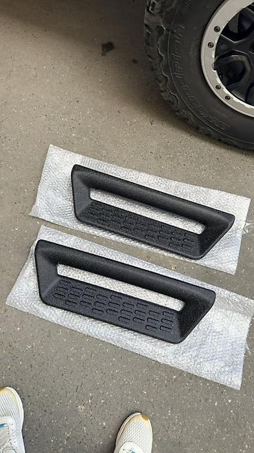 ford fox: Avtomobil üçün nəzərdə tutulmuş qara rəngli pillə dəsti. Bu pillələr — 3