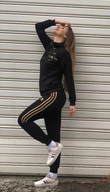 Gornji i donji deo: Novi model sportskih kostima dostupan u veličinama M, L, XL i 2XL — 2