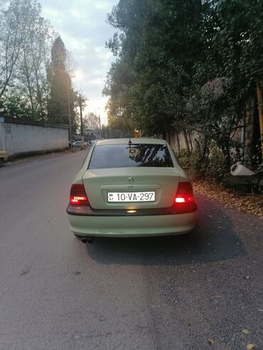 torros disk: Yaşıl rəngli Opel Vectra sedan avtomobili. Avtomobilin xarici görünüşü