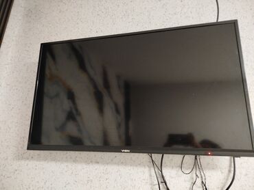 телевизор и подставка для телевизора: Телевизор Vizio с плоским экраном и тонкой черной рамкой. Подходит для