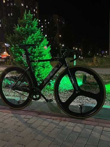 kona велосипед: Велосипед с фиксированной передачей марки Aventon. Рама чёрного цвета