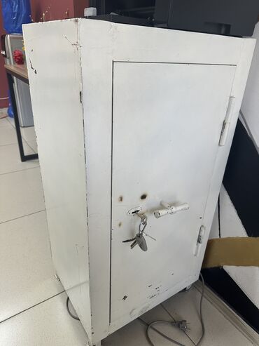 Другое оборудование для бизнеса: Срочно продаю сейф металлический 
3 полки внутри 
Состояние идеальное