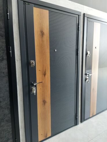 qapı taxta: Müasir üslubda hazırlanmış, qara rəngli metal qapı. Qapının dizaynında