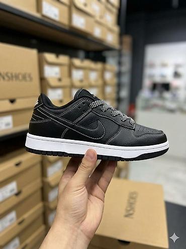 мелей: Кроссовки Nike Dunk Low в черно-белой расцветке. Низкая модель в — 2