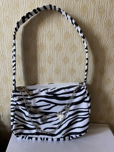 Rukzaklar: Zebra printli və kəpənəkli çanta. 2 dəfə istifadə olunub. Materialı