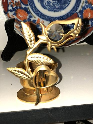 (24K Gold plated), дополненное сверкающими кристаллами и стразами