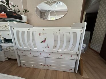 кроватка 7 в 1: Манеж керебет, Колдонулган, Комоду менен, Жыгач