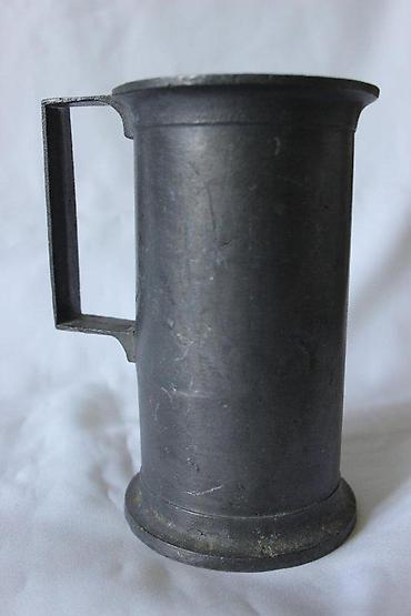 Staro posuđe i escajg: STARA MASIVNA KRIGLA SA ŽIGOM | Stara masivna livena krigla sa žigom — 2