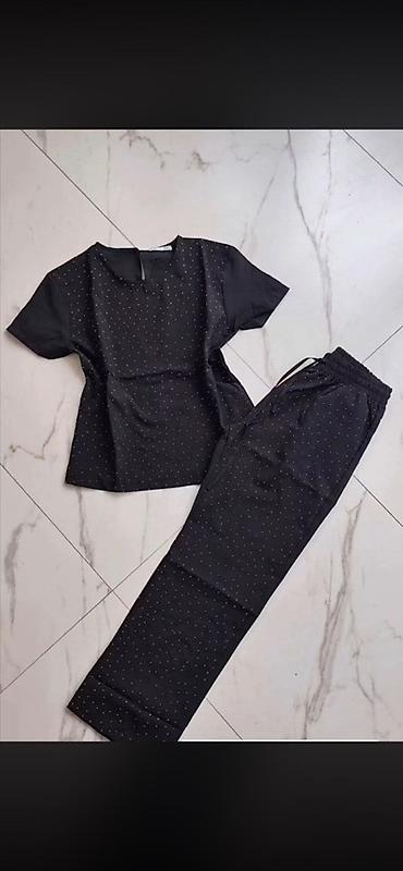 Dvodijelni ženski komplet – crna bluza i pantalone Dostupan u cenoj i