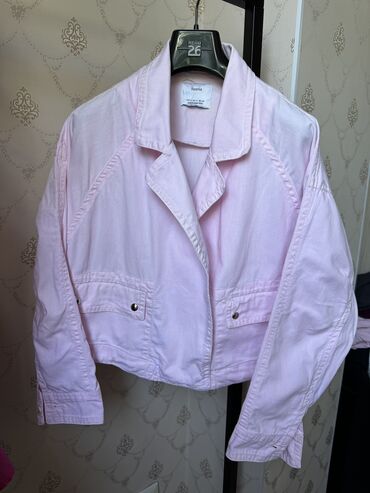 куртка женская bershka: Джинсовая куртка, Свободная модель, Лето, Укороченная модель, M (EU 38)