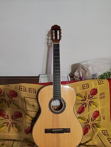 Продаю классическую гитару. Цена 4000 с. срочно!