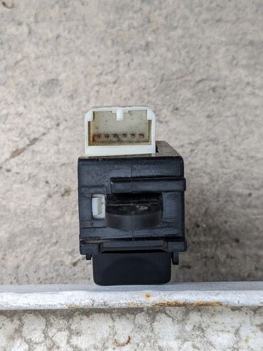 Другие детали салона: Кнопка люка Митсубиси. Оригинал б/у, из Германии, привозной. Подходит — 7