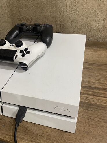 playstation 4 aliram: Playstation 4 ağ rengdedir. Daxilinde resmi hesabda Red Dead