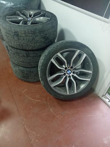 Комплект разношироких дисков,на BMW с зимними шинами. Размер дисков
