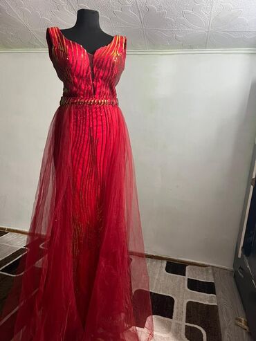 Вечерние платья: Вечерние платья, длинные, на подкладке. 1) Голубое: - Силуэт — 10