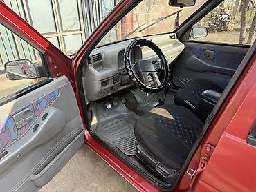 Другие автомобили: Компактный 5‑дверный хэтчбек красного цвета. Основные особенности: - — 10