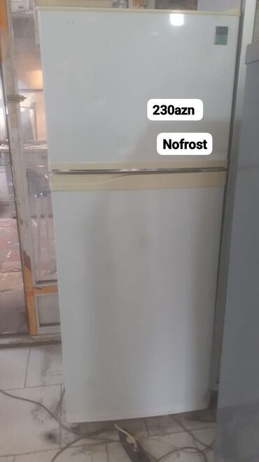 müasir su pəriləri: Iki qapılı soyuducu (üstdə dondurucu, altda soyuducu bölmə). Rəng: ağ