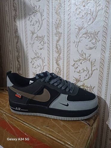 прокат национальных костюмов для детей: Стильные унисекс кроссовки Nike в черном, сером и бежевом цветах