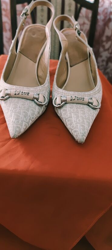 Salonke: Salonke, Dior, 37.5 — 15