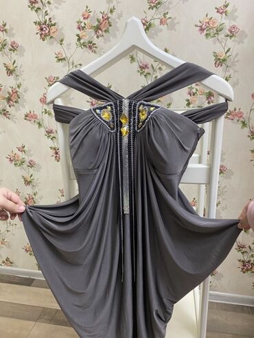 qarin piylerini eritmek üçün idman: Boz axıcı parçalardan hazırlanmış zərif gecə/libas. Ön hissədə