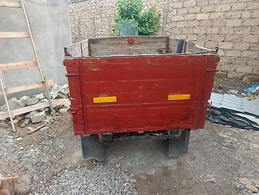 t25 traktör satilir: Qırmızı rəngli kənd təsərrüfatı qoşqusu - Ölçü: təxmini 2,2–2,5 m — 1
