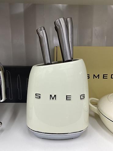 Ашкана приборлору: Набор кухонных ножей SMEG с подставкой - Фирменная подставка SMEG в — 1