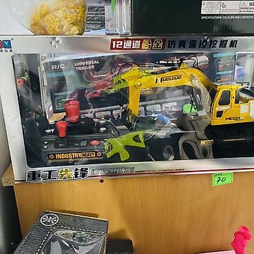 Другие игровые комплексы: Набор игрушек и электроники: 1) Радиоуправляемая модель легкового — 2