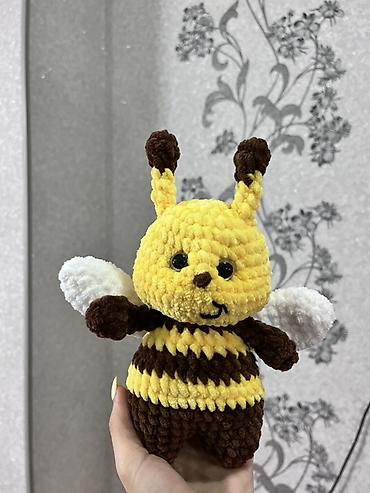 Yumşaq oyuncaqlar: Yumşaq toxunuşlu, əl işi amigurumi arı fiquru. Məhsulun — 2
