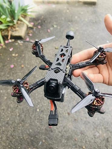 kamera monitörü: FPV yarış/çəki dronu – karbon lifli korpus və 2.5–3” üçpərlikli — 3