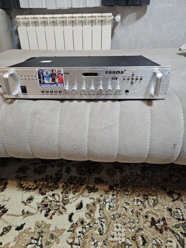 Микрофоны: Cooma markalı bu gümüşü rəngli səs gücləndiricisi, audio sistemlər