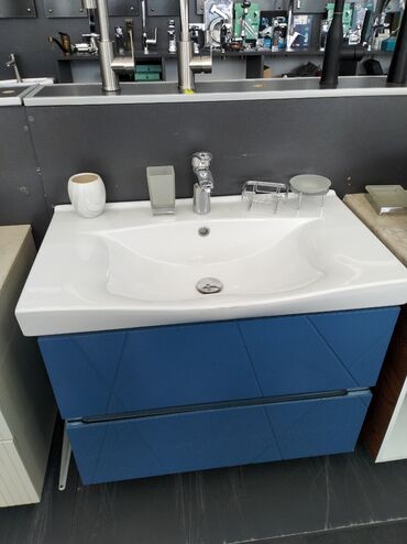 hamam desmali: Ağ rəngli keramika lavabo, mavi rəngli, iki çekmeceli dolabın üzərində