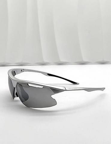 optik eynək modelləri: Gümüşü çərçivə, tünt boz güzgü effektli linza
100% UV qoruması — 1
