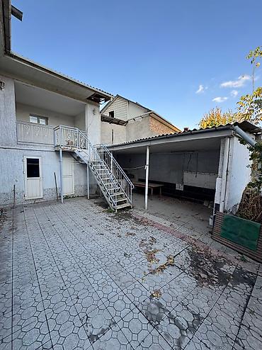 Продажа коттеджей и домов: Г.Ош продается дом, два этажа, 6 комнат, кухня. Во дворе имеется — 13