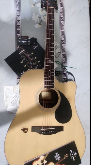 Гитары: Гитара компании Kepma (41-размер). Струны новые, недавно покупал. В