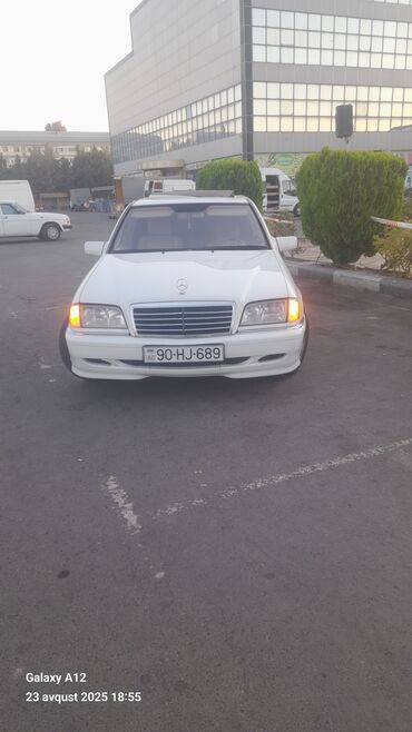 passat cc necə maşındır: Mercedes-Benz C-Class model avtomobil, ağ rəngdədir. Bu sedan