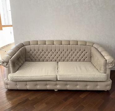 Klassik üslubda yumşaq mebel dəsti - Tərkib: 1 geniş divan, 2 kreslo