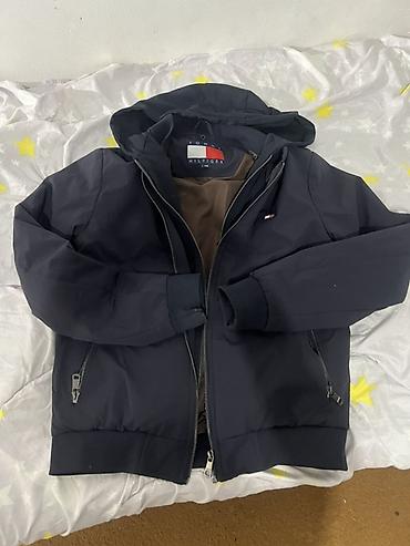 бомбер: Куртка Tommy Hilfiger с капюшоном в отличном состоянии,носили пару раз — 1