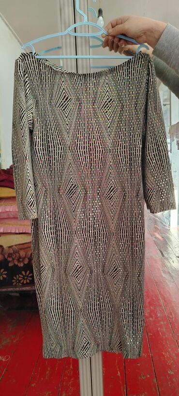 Dəstlər, kostyumlar: Qadın geyim dəsti – 4 ədəd 1) Tünd məxməri-bordo rəngdə uzun don - — 7