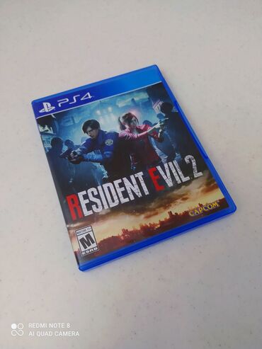игры для playstation 4: Resident Evil 2. Диск и руководство пользователя хранятся в