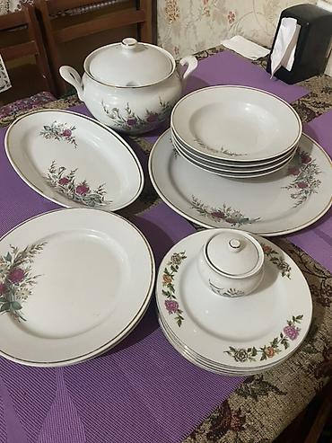 dish sets: Столовый сервиз из фарфора с золотистым кантом и цветочным декором — 1