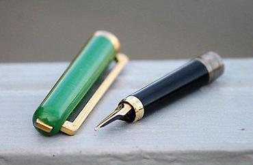 Ostali aksesoari: Elysee Green Lacquer & Gold naliv pero, penkalo. Made in West — 10