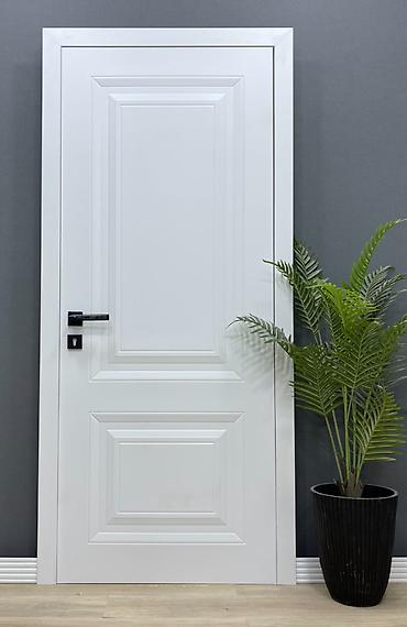 Ağ rəngli daxili qapı – klassik panellı dizayn - Material: MDF