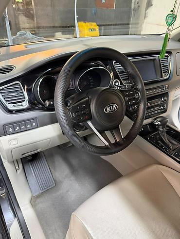 Kia: Kia Carnival minivan - Kuzov: qrafit-boz rəng, xrom ön barmaqlıq və — 12
