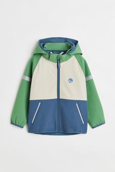 демисезонная куртка на девочку 3 4 года: Куртка H&M турция
На флисе
1,5-2 года
1800 сом